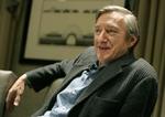 Kæmpebøger. Et kig på The New York Times' liste over de ti mest solgte romaner lige nu viser en tykkelse på i gennemsnit lige under 500 sider. For få år siden vandt Julian Barnes (billedet) Bookerprisen med den ultrakorte roman 'Når noget slutter'. 