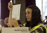 FOLKEAFSTEMNING. Forberedelserne til valgdagen er i fuld gang. Her kontrollerer en tilforordnet brevstemmer i Edinburgh. 