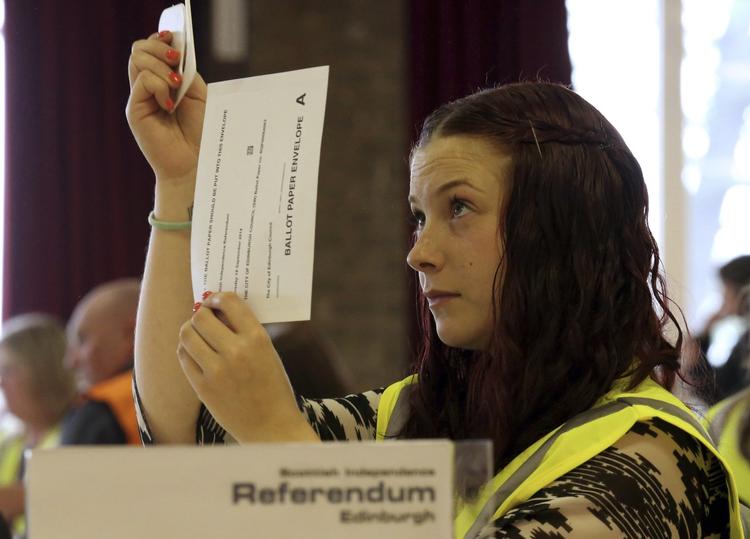 FOLKEAFSTEMNING. Forberedelserne til valgdagen er i fuld gang. Her kontrollerer en tilforordnet brevstemmer i Edinburgh. 