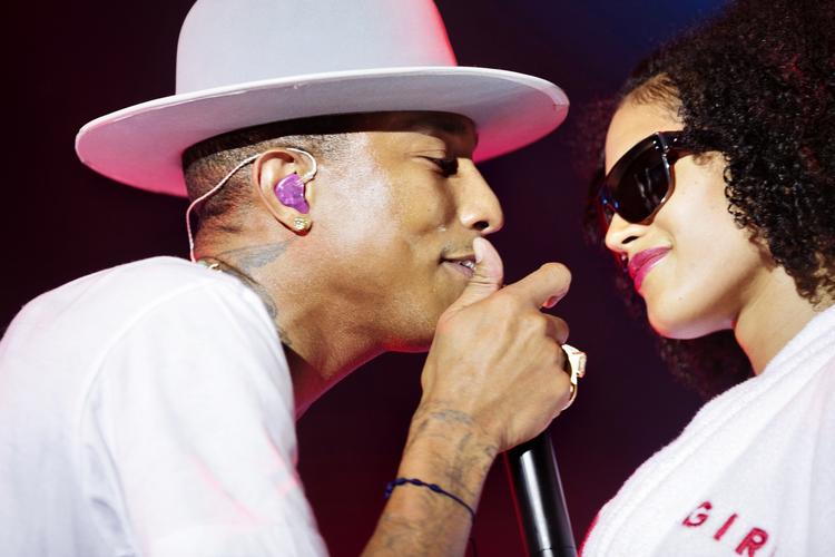 Sky. Med en lyseblå variant af Malcolm McLarens høje hat, hvid t-shirt og designer-huller i bukserne lignede den reserverede Pharrell Williams ofte en sky studiemusiker. 