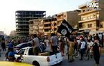 Militante. IS-oprørere holder en parade i en af deres bastioner, Raqqa i Syrien. 