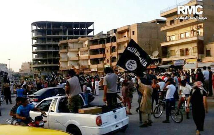 Militante. IS-oprørere holder en parade i en af deres bastioner, Raqqa i Syrien. 