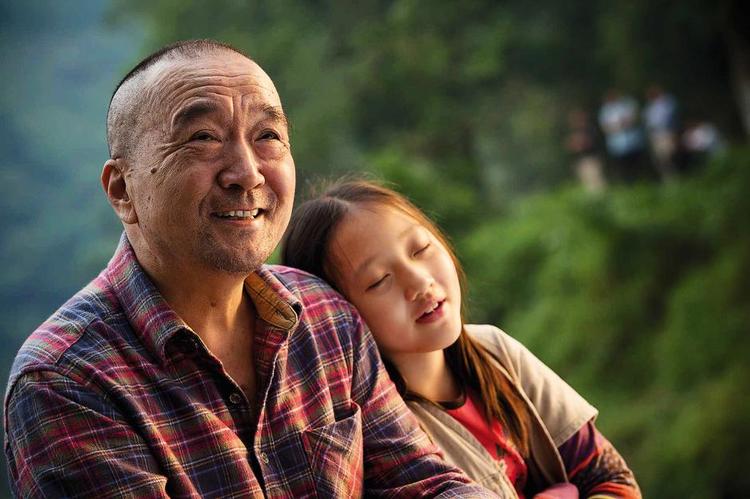 Guider. Zhigen og Renxing bliver på en uventet rejse sammen hinandens guider til nye oplevelser og nye løsninger på udfordringer. 