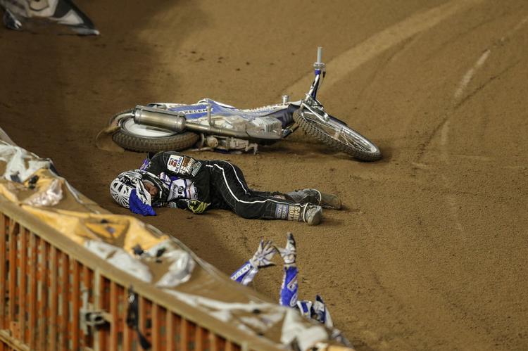Hverdag. Styrt er en del af gamet i speedway-verdenen. Her bider Nicki Pedersen i slaggeren i Sverige. 