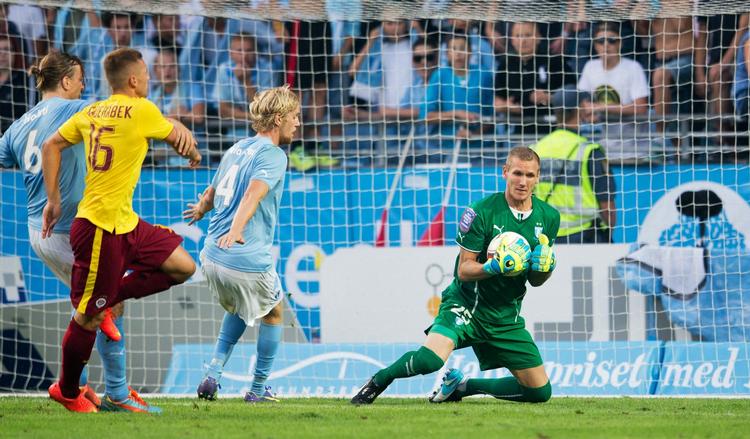 Olsen. Den danske keeper  (th) og Malmö kom stærkt tilbage mod Häcken. 