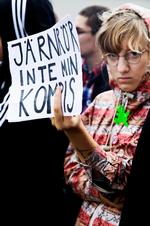 Påmindelse. Demonstranter mod Sveriges eneste - men fremadstormende - indvandrerkritiske parti Sverige- demokraterna gør opmærksom på den racistiske 'jernrørsskandale' fra 2010. 
