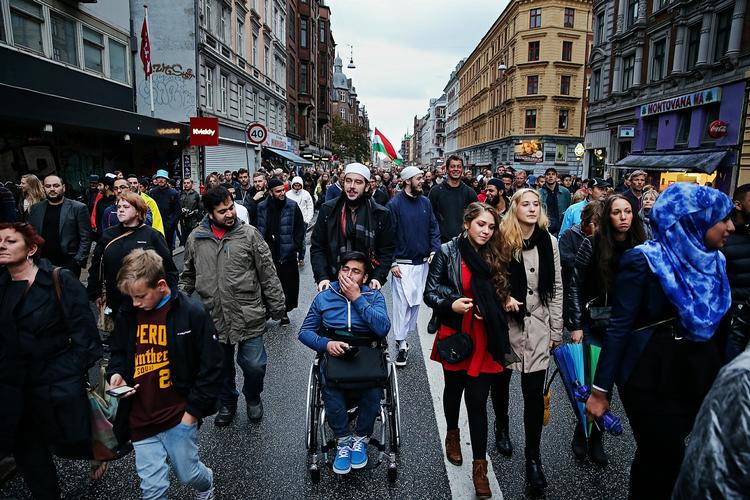 FREDELIG FELTTOG. Optoget mod Islamisk Stat gik i fred og ro gennem Nørrebrogade i København med 400 deltagere. 