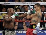 Marcos Maidana undgår her at blive ramt af Mayweather, men sådan gik det ikke hele vejen igennem kampen. 