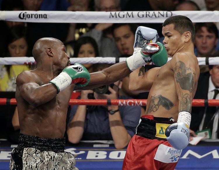 Marcos Maidana undgår her at blive ramt af Mayweather, men sådan gik det ikke hele vejen igennem kampen. 