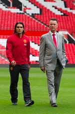 udfordret. Radamel Falcao og Louis van Gaal smiler ikke, men det er også en alvorlig opgave, de står over for med Manchester Uniteds genopretning. Foto: Jon Super/AP 