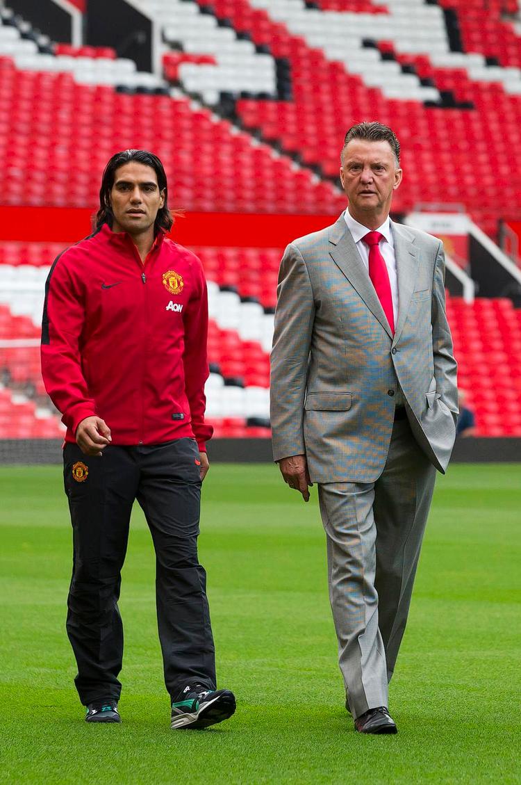 udfordret. Radamel Falcao og Louis van Gaal smiler ikke, men det er også en alvorlig opgave, de står over for med Manchester Uniteds genopretning. Foto: Jon Super/AP 