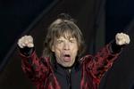Den 71-årige sanger rocker stædigt videre. 