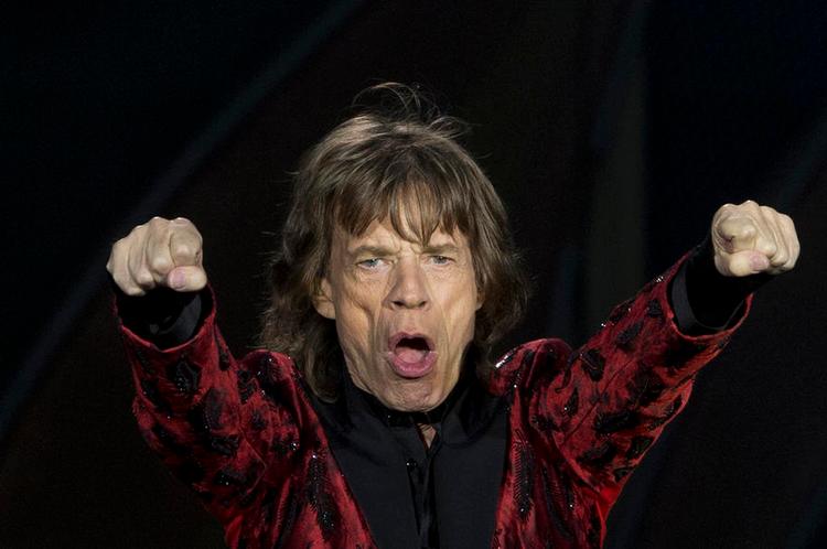 Den 71-årige sanger rocker stædigt videre. 