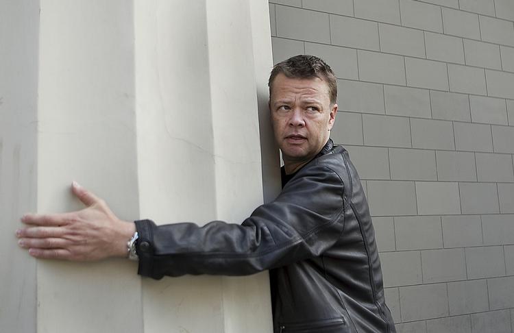 Konceptkomiker. Carsten Bang er efterhånden en rutineret herre på den danske scene. Han shows er blandt andet kendetegnede ved at de følger et koncept. 