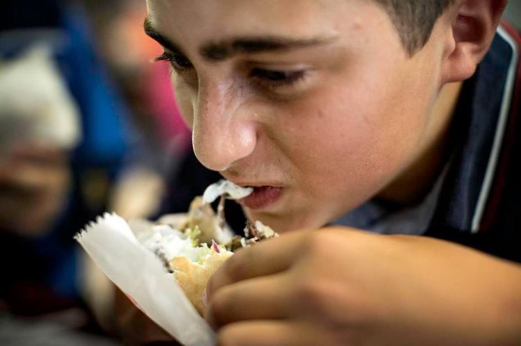 spis. Mesterskab i Shawarma 2014. Konkurrencen er blevet en årligt tilbagevendende begivenhed. 