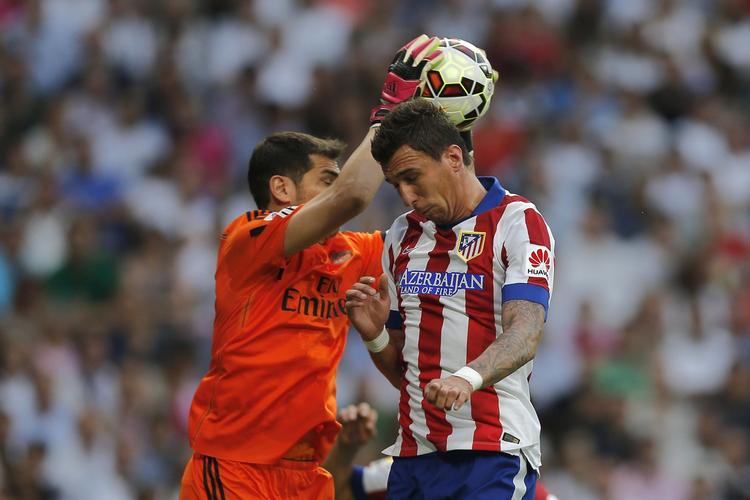 VIDERE. Jeg kan kun svare på kritikken ved at spille videre, siger Iker Casillas om Real Madrids andet nederlag i træk. 