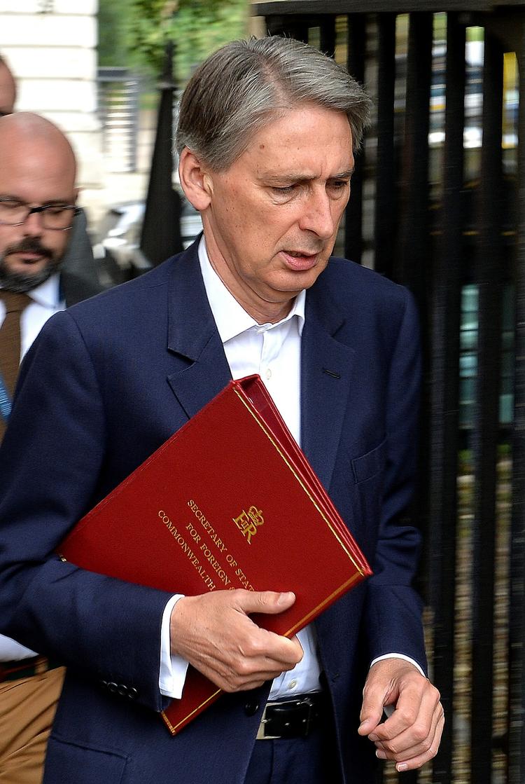 Krisehåndtering. Udenrigsminister Philip Hammond så alvorlig ud, da han ankom til krisemødet i 'Cobra'. 