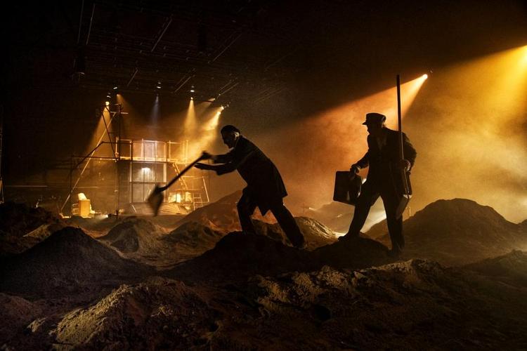 Klimaks. Allerdybest i forestillingens række af valg mellem liv og død bliver det klart, at man ikke har noget valg. 