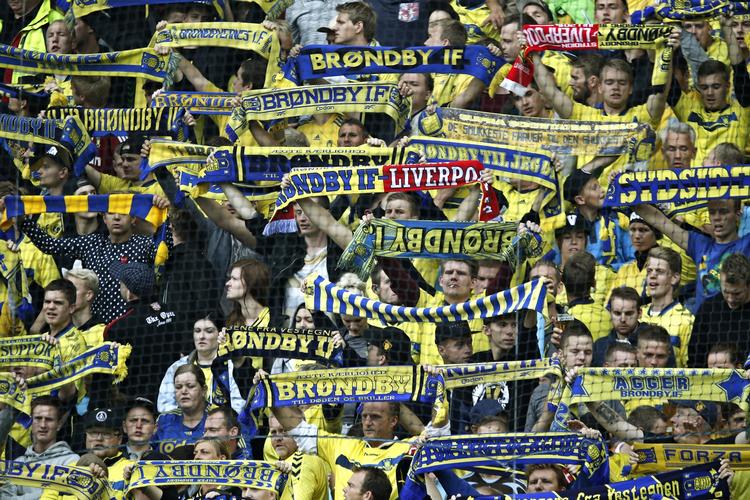STEMNING. På tribunerne var indsatsen bedre end på banen. 