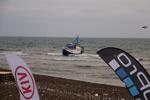 uheldigt. En fiskebåd grundstødte natten til i dag lige på det sted ud for stranden i Klitmøller, hvor der til middag skal afvikles World Cup for bølgevindsurfere. 