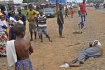 Liberia. En ung mand frygtes at være ramt af ebola. Ingen tør røre ham. 