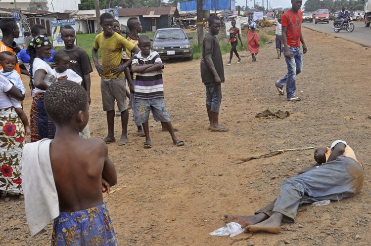 Liberia. En ung mand frygtes at være ramt af ebola. Ingen tør røre ham. 