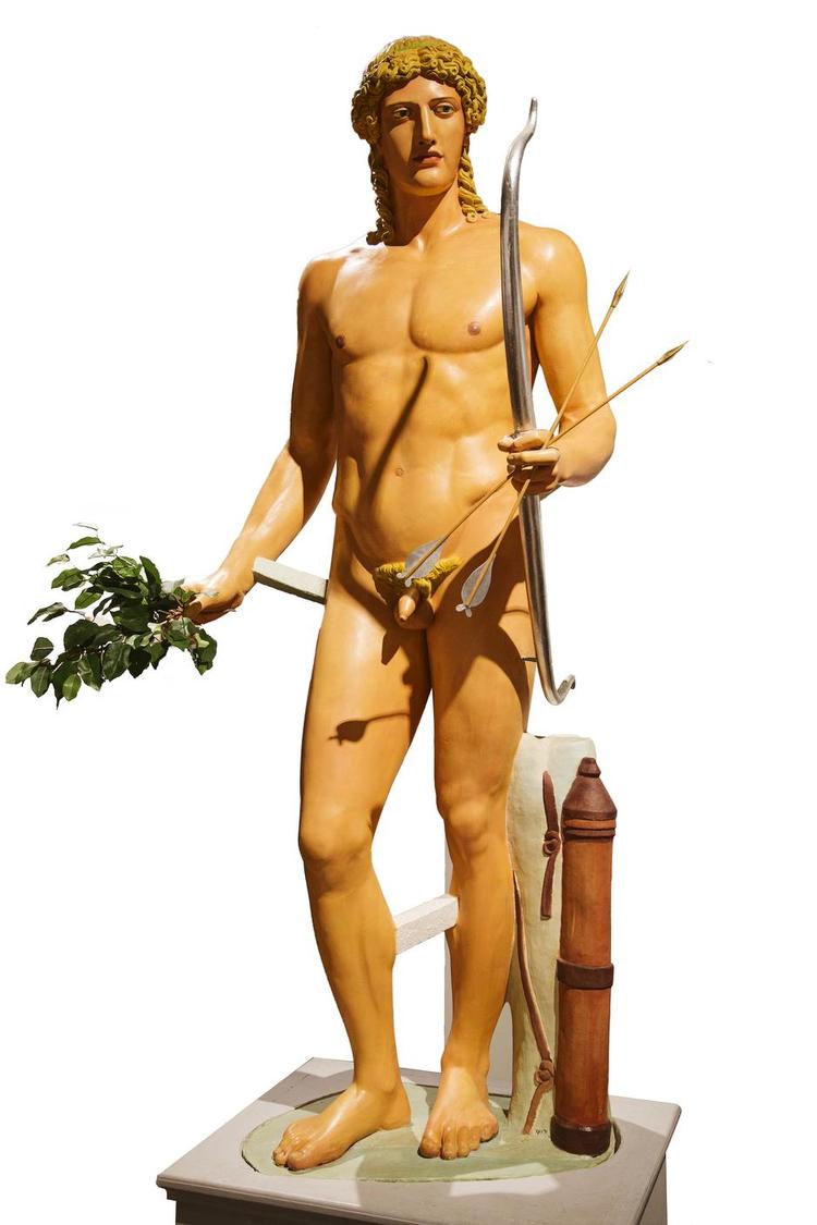 Kulørt. Sådan har den to meter høje 'Kasseler Apollon' fra 450 f.k.f. formentlig set ud. Glyptotekets nye udstilling med bemalede skulpturer bryder med ærbødigheden over for det hvide marmor, men kunne godt inddrage publikum i lidt højere grad. 
