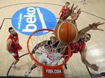 opvisning. USA's Cousins DeMarcus (midt) dunker i VM-finalen mod Serbien. 