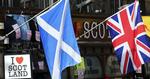afgørelse. Det skotske flag eller det britiske? Den afgørelse skal skotterne træffe på torsdag. 