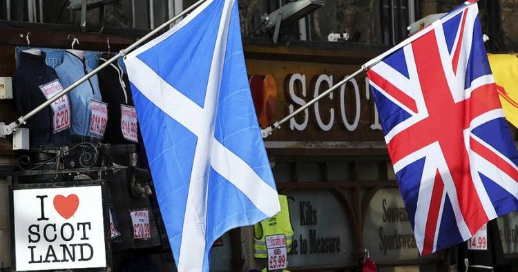 afgørelse. Det skotske flag eller det britiske? Den afgørelse skal skotterne træffe på torsdag. 