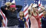 fremgang. Serena Williams (tv) og Caroline Wozniacki retter lidt på håret før præmieoverrækkelsen efter finalen i US Open. 