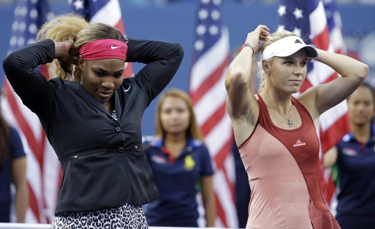 fremgang. Serena Williams (tv) og Caroline Wozniacki retter lidt på håret før præmieoverrækkelsen efter finalen i US Open. 