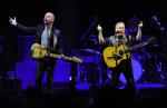 Langt. Hvis man løser billet til Sting og Paul Simons koncert, kan man forberede sig på en omkring to timer og tre kvarter lang koncert. 