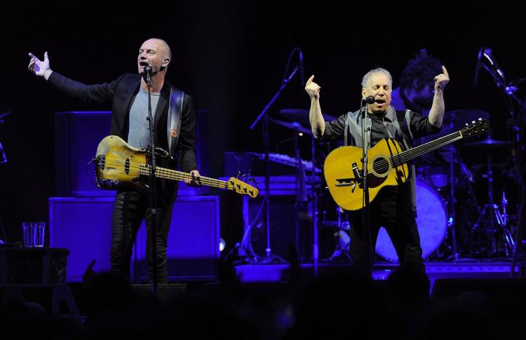 Langt. Hvis man løser billet til Sting og Paul Simons koncert, kan man forberede sig på en omkring to timer og tre kvarter lang koncert. 