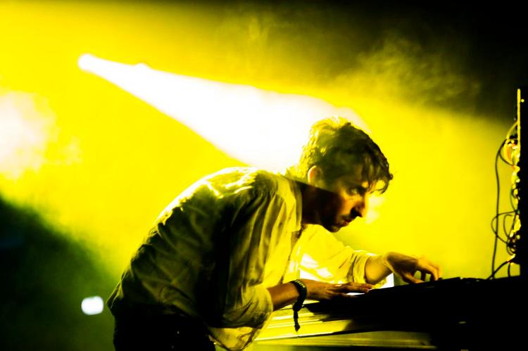 Tendens. Odenseanerne kunne blandt andre høre engelske James Holden, en af frontfigurerne inden for en ny tendens, hvor elektroniske musikere vender tilbage til mere primitiv teknologi for at spille den som et instrument. 