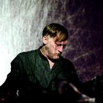 Skyttegravskrig. Svenske The Field lod passager af loops udkæmpe en skyttegravskrig, der kun tiltog i styrke af hvirvlende noise. 