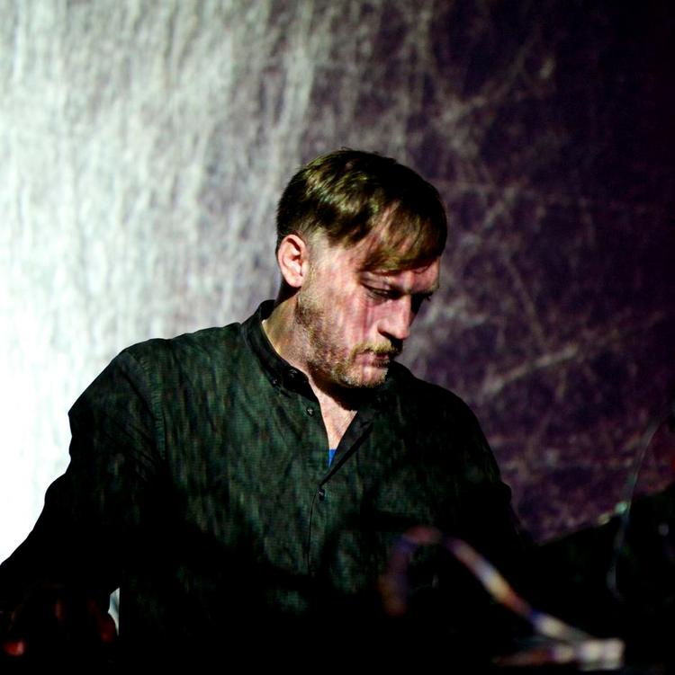 Skyttegravskrig. Svenske The Field lod passager af loops udkæmpe en skyttegravskrig, der kun tiltog i styrke af hvirvlende noise. 