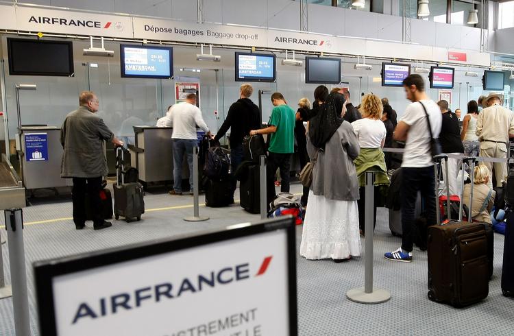 Kø. Passagerer venter i kø ved Air France-skranken i Marseille. Rejsende kan i værste fald se frem til en hel uge med aflysninger hos  det franske flyselskab. 