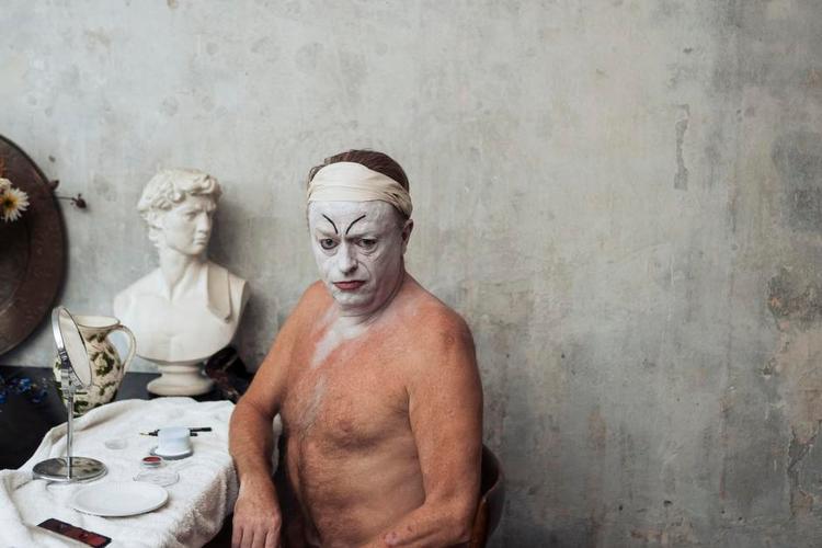 Berømthed. Pauli Ryberg har rollen som en aldrende Gustaf Gründgens i Teater Får302's 'Sympati for djævelen' fra på mandag. På Betty Nansen Teatret er det Thure Lindhardt, som til november spiller hovedrollen i 'Mefisto', der bygger på Klaus Manns roman om den tyske skuespiller. 