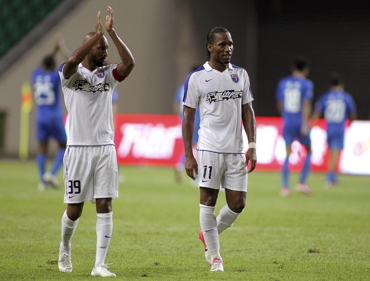 omstrejfende. Nicolas Anelka (tv) nåede også lige at tjene en masse penge i kinesiske Shanghai Shenhua sammen med Didier Drogba. 