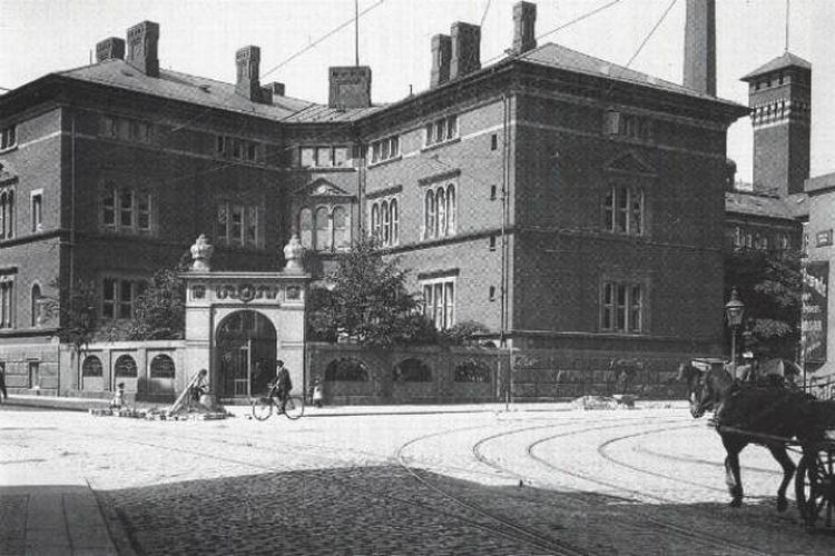 Flytning. Københavns Museum satser på at åbne i Stormgade i 2016. Her ses bygningen, der kommer til at huse museet. Den er tegnet af H.J. Holm og opført i 1893-94, fotograferet i 1906. 