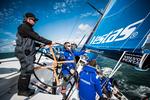 SEJLADS. Team Vestas Wind vandt den første prøvesejlads forud for jordomsejlingen ud for Spanien. Her er besætningen i fuld vigør omkring kaptajn Chris Nicholson. 