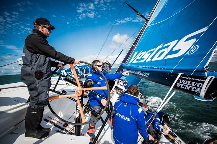 SEJLADS. Team Vestas Wind vandt den første prøvesejlads forud for jordomsejlingen ud for Spanien. Her er besætningen i fuld vigør omkring kaptajn Chris Nicholson. 