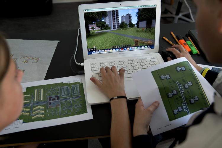 virtuelt. Minecraft er en slags Lego på computer. Spillet bruges over hele verden og også i undervisningen. 