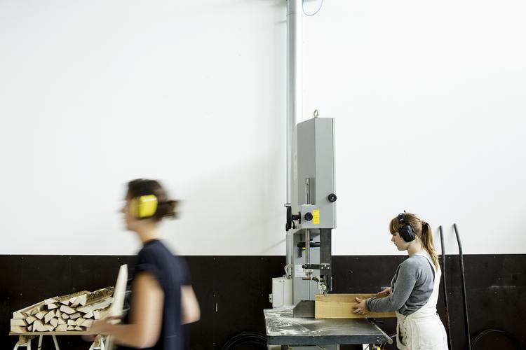 lærlinge. Ifølge Undervisningsministeriet står 13.200 elever på erhvervsskolerne uden en praktikplads i en virksomhed. 