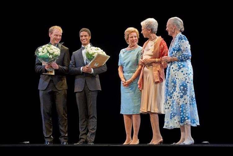 Overrækkelse. Cellist Toke Møldrup og balletdanser Sebastian Haynes får overrakt store hæderslegater af de tre kongelige søstre Margrethe, Benedikte og Anne-Marie. 