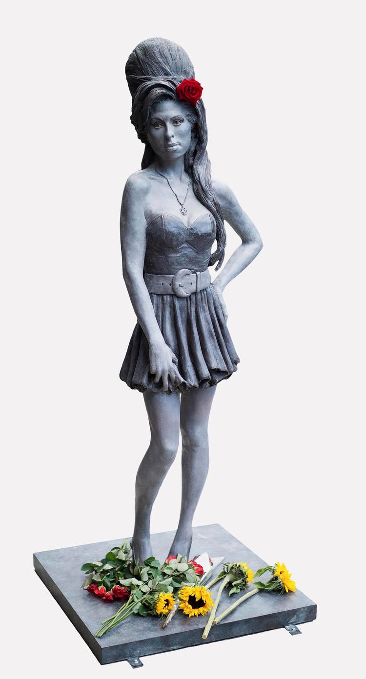 skulptur. Winehouse døde for tre år siden af alkoholforgiftning, og nu har skulptøren Scott Eaton fremstillet hende i bronze. 
