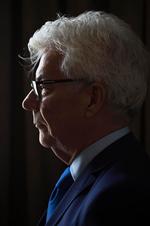 Metoden. Ken Folletts metode indbefatter, at han blander navngivne historiske personer med fiktive og skriver om noget, der kunne have fundet sted, og som han sætter sine opfundne personer til at bevidne eller være aktører i. 