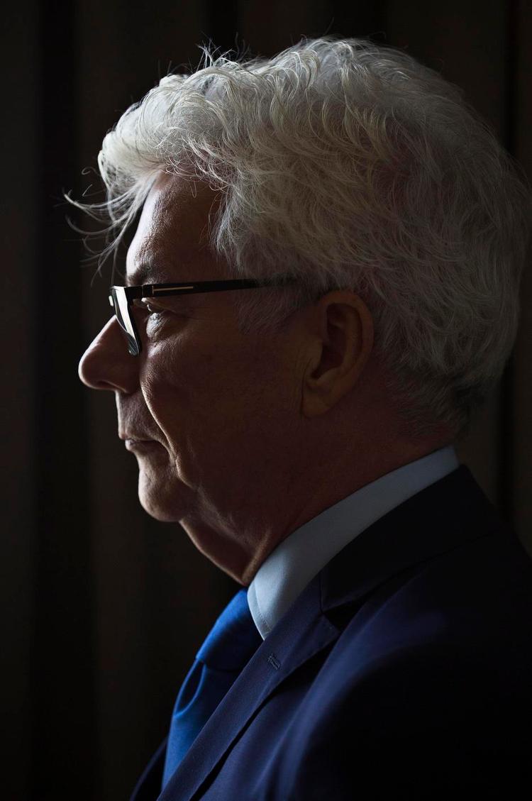 Metoden. Ken Folletts metode indbefatter, at han blander navngivne historiske personer med fiktive og skriver om noget, der kunne have fundet sted, og som han sætter sine opfundne personer til at bevidne eller være aktører i. 