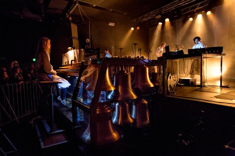 Det tunge dong. 3 tons vejer det klokkespil, der var grundklangen under søndagens tyske techno i Phono Festivals sidste koncert. 